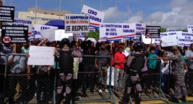 Siguen manifestaciones frente al Congreso contra posible reforma constitucional