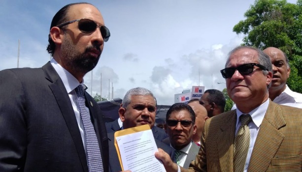 SIGUE RECHAZO A REELECCIÓN; Comité para la Defensa de la Constitución exige frente al Congreso respeto a la Carta Magna