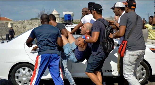 La policía de Cuba reprimió una marcha gay «no autorizada» en La Habana