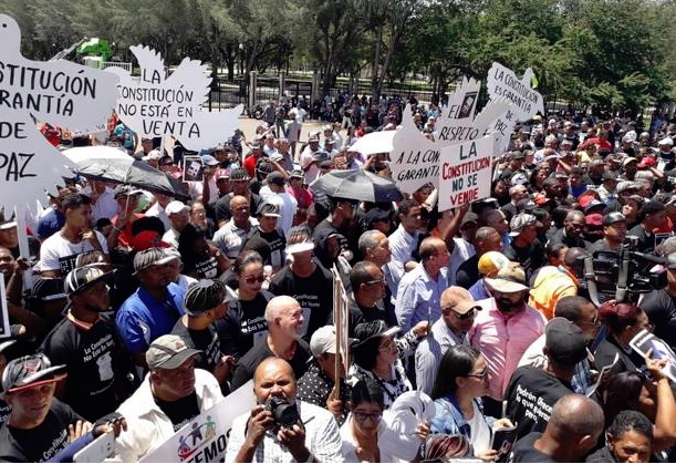 EN SANTIAGO, rechazan modificación a la Constitución en acto masivo frente a Monumento..