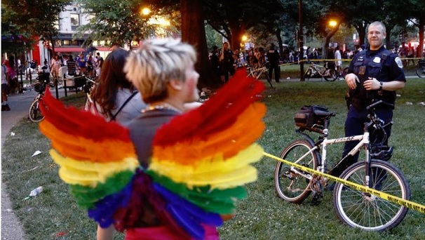 Una falsa alarma sobre disparos provoca escenas de pánico en una marcha del orgullo LGBTQ en Washington