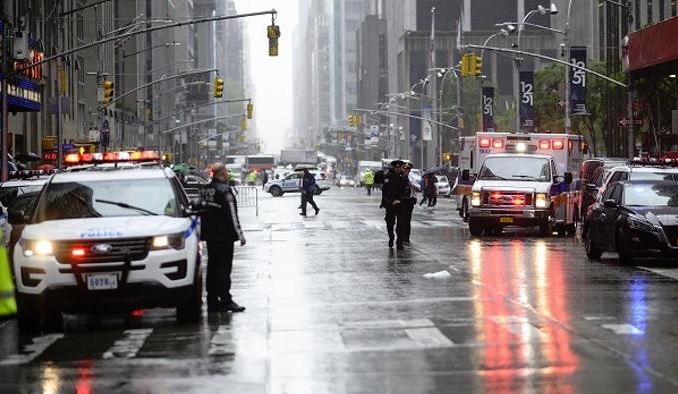 Un muerto en choque de un helicóptero contra un rascacielos en Nueva York
