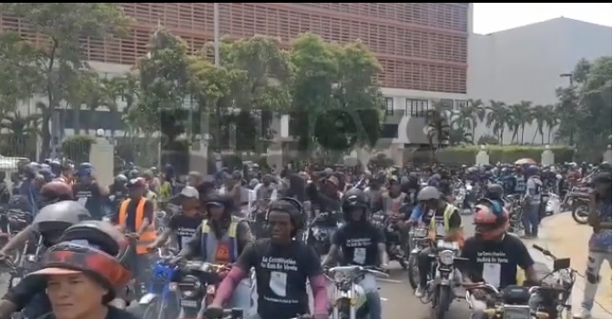 VIDEO: Motoristas se congregan frente al Congreso en rechazo sea modificada la Constitución