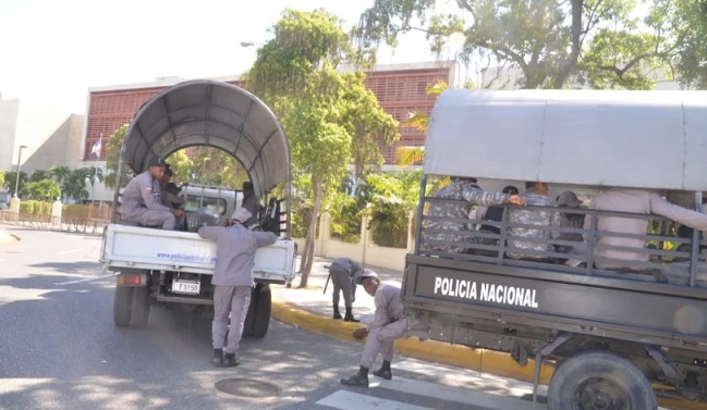 Cerco policial y vallas mantienen en Congreso