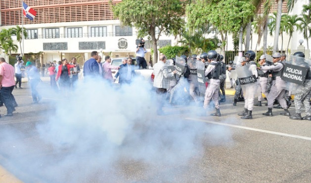 Reforma reeleccionista en ruta crítica, el rechazo sube y se va el tiempo