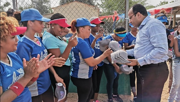 Holguín se suma a “Las Amigas de Candelón”; les dona útiles deportivos EN apoyo al deporte