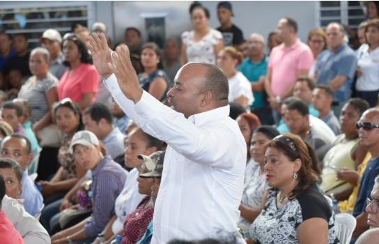 Loco interrumpe acto del presidente Medina para pedirle que busque la reelección