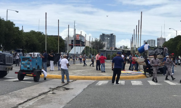 TARIMA ESPERA POR LEONEL frente al Congreso Nacional…
