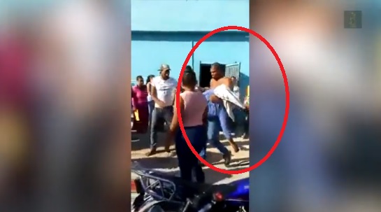 VIDEO: EN BARAHONA, turba irrumpe en morgue de hospital y se lleva cadáver