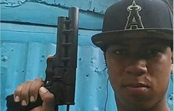 Joven de Cambita Garabitos, con pistola en mano, desafía PN por redes sociales