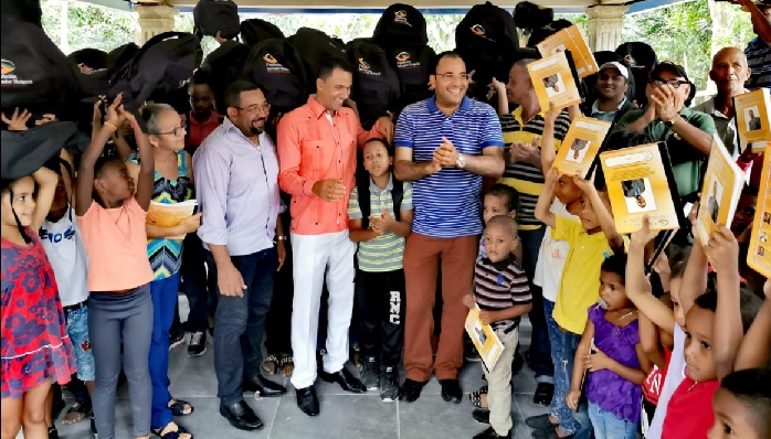 Salvador Holguín inicia entrega de útiles escolares 2019 por Santiago de la Cruz con cientos de niños