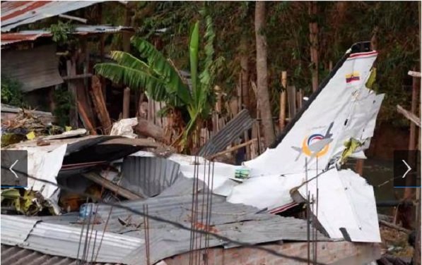 Avioneta cae sobre casa en Colombia y mueren siete personas