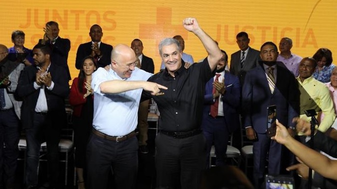 Domínguez Brito reaparece y «cava su tumba política»; apoya a Gonzalo…
