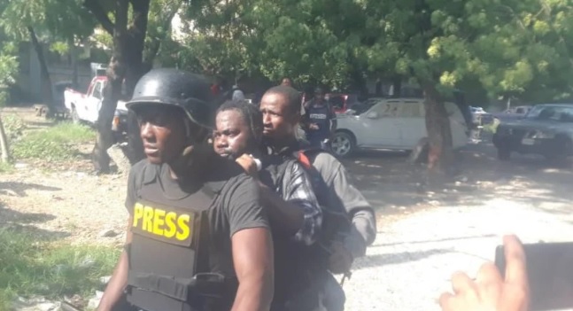 Senador haitiano dispara arma de fuego en Cámara Alta; fotógrafo de la agencia AP resulta herido