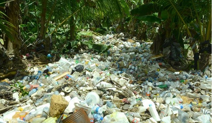 Toneladas de basura cubren el cauce del Arroyo Lebrón en Los Alcarrizos….