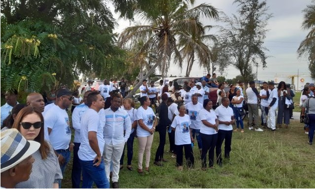 MULTITUD espera restos de Alcalde de Boca Chica en Aeropuerto…