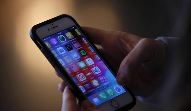 Estudio alerta a jóvenes que adicción al teléfono puede llevar a depresión