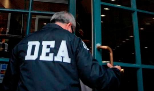 Detienen hombre que se hacía pasar por miembro de la DEA