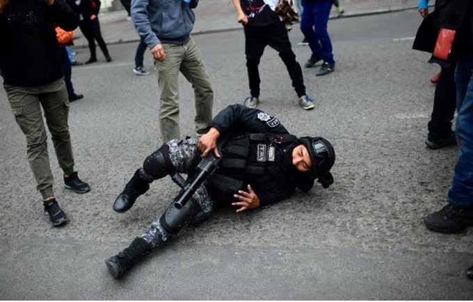 Biblia de bolsillo salva la vida a un policía que recibió disparo en Bolivia