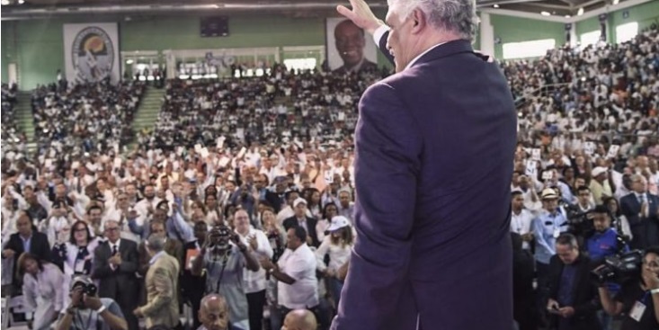 Perredeístas se enfrentan a pedradas antes de asamblea; hay varios heridos