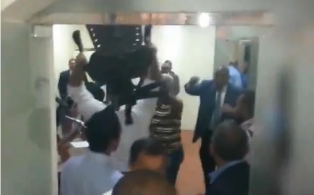 Entre sillazos e insultos concluye reunión del Colegio de Abogados
