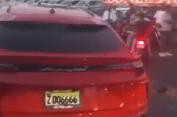 Omega choca su Lamborghini Urus nueva y sale ileso