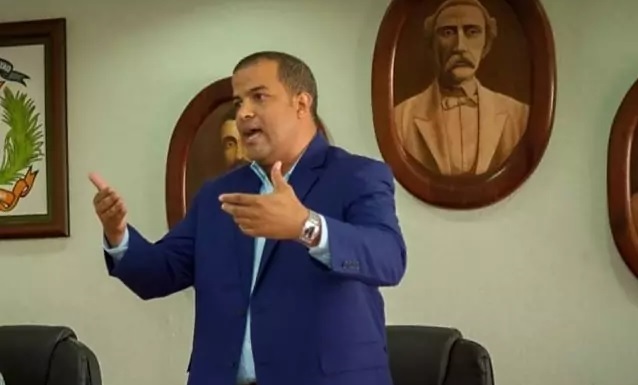 Renuncia secretario político del PRD