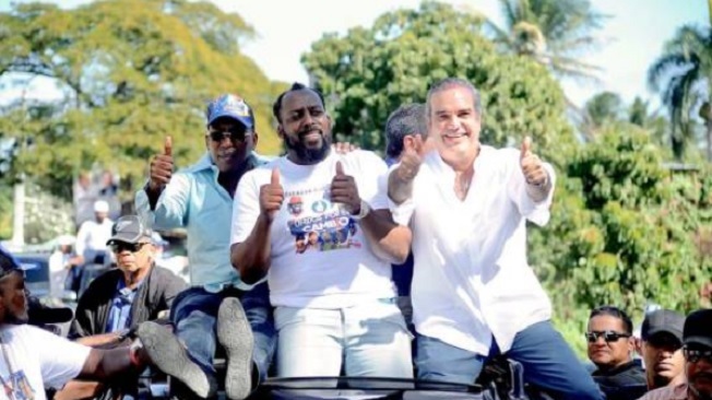 Vladimir Guerrero se suma al cambio; desfila con Abinader