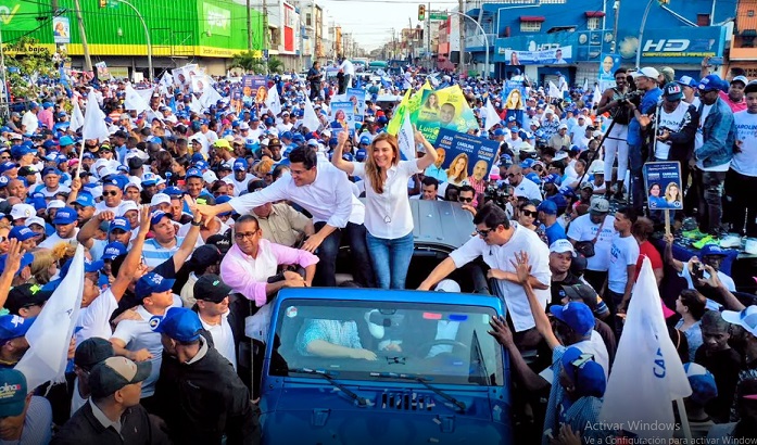 CAROLINA MEJÍA «muestra músculos» en caravana por barrios capitalinos…