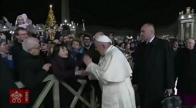 El Papa invitó y saludó a la mujer a la que dio un manotazo tras ser agarrado