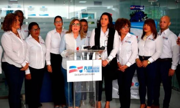 IRIS GUABA manda a caerles encima a periodistas…