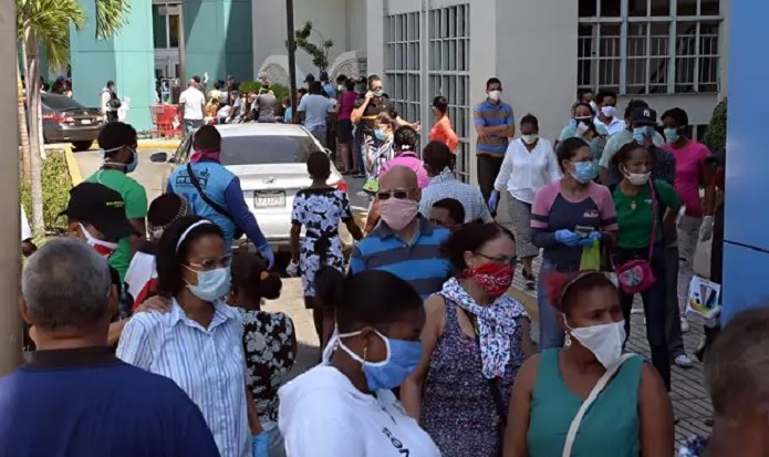 Cientos se aglomeran para buscar la ayuda del Gobierno