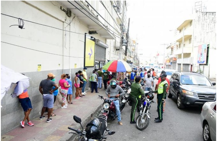 Muchad personas comienzan a romper el aislamiento