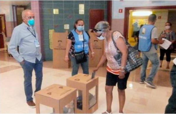 Alta abstención electoral en NY; votantes abandonan filas por tardanza y dislocamientos