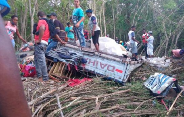 EN BARAHONA, cinco muertos y tres heridos al volcarse camión…