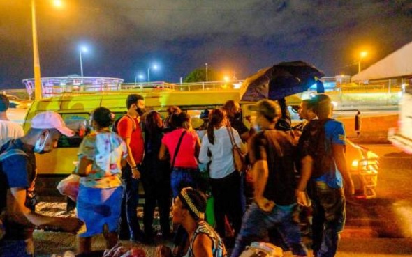 Pasajeros de Los Alcarrizos, apiñados y a 50 pesos