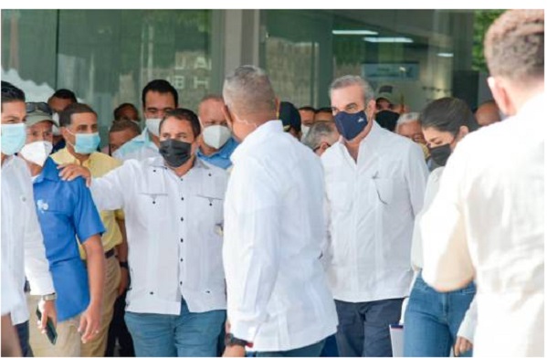 Poco distanciamiento físico en acto de Abinader en Bonao
