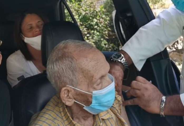 Padre de los Hermanos Rosario se aplica primera dosis de vacuna contra la covid-19
