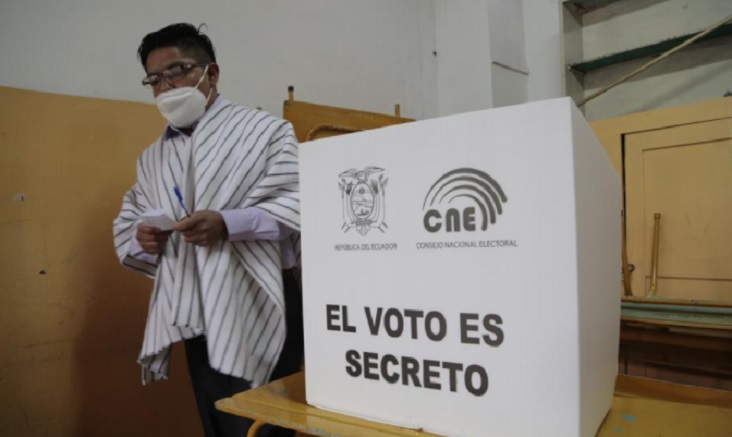 Resultados a pie de urna de elecciones en Ecuador cerca del empate técnico