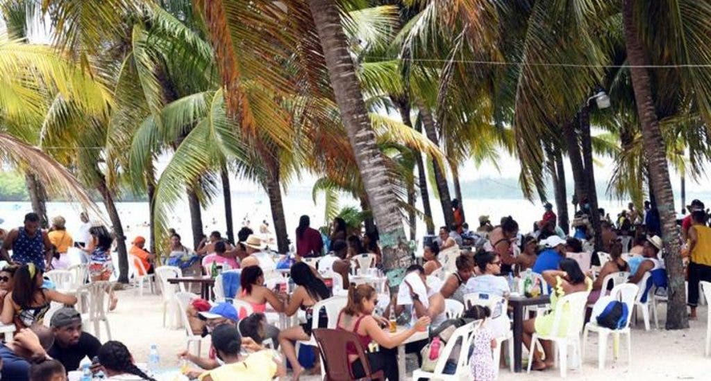 Prohíben venta de alcohol en las playas y excursiones del país