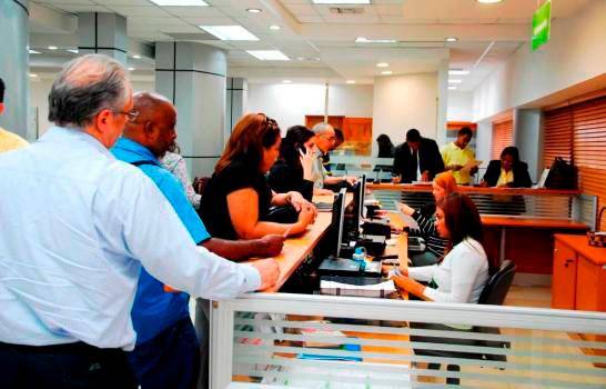 Empleados públicos dominicanos vuelven al trabajo presencial…