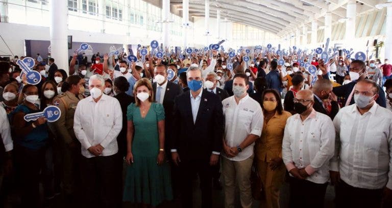 PRESIDENTE ABINADER entrega bonos a 500 familias para adquisición de viviendas