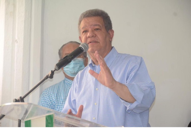LEONEL FERNÁNDEZ, SE QUEDÓ EN EL 2004 con E´ pa´ fuera que van…