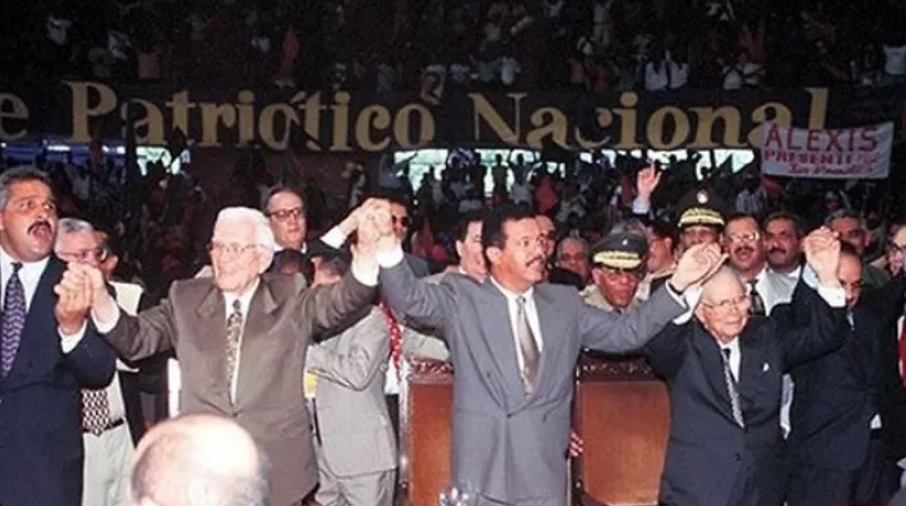 El día en que Leonel Fernández “metió los dos pies en un mismo zapato”