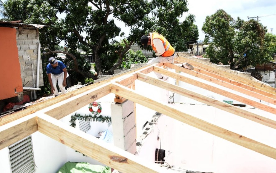 Programas Sociales del MOPC coloca techos de zinc nuevos a más de 500 viviendas en Los Alcarrizos