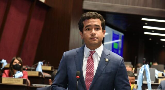 Omar Fernández se queja por fallas en los semáforos