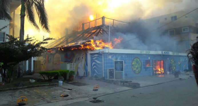 VIDEO: Voraz incendio afecta varios establecimientos en Bayahíbe…