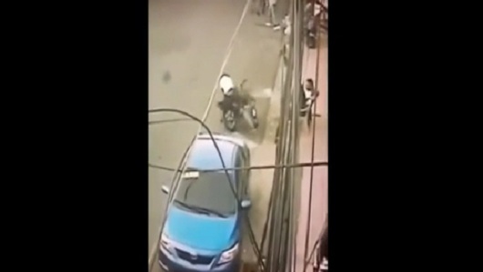 CAMBIADORES DE CHEQUES les caen «a tiros limpios» a atracadores. VIDEO…