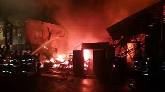 AHORA: Incendio afecta en estos momentos varios locales comerciales en Santiago
