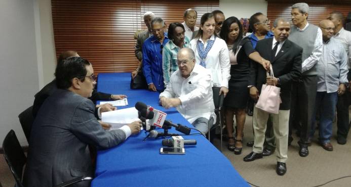 Jesús Feris Iglesias inscribe su candidatura para la presidencia del PRM
